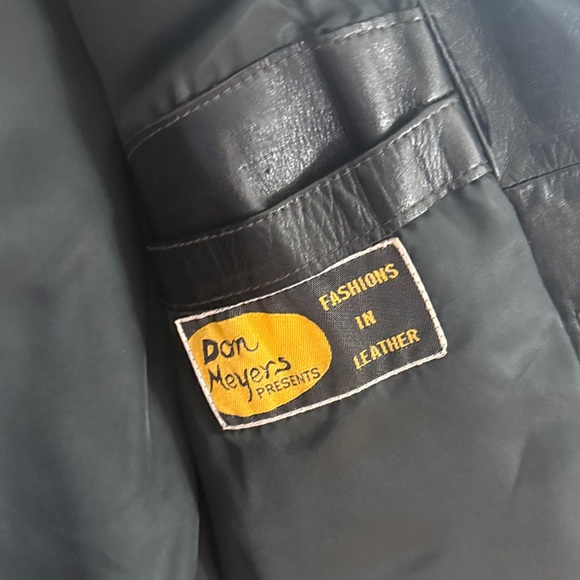 Vintage Men's Black Leather Jacket - Picture 9 of 13